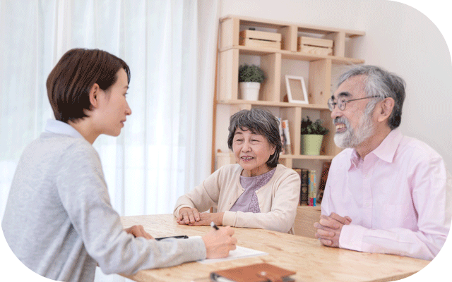 ユアセルフの運営スタッフとじいじとばあばがダイニングで打ち合わせする様子