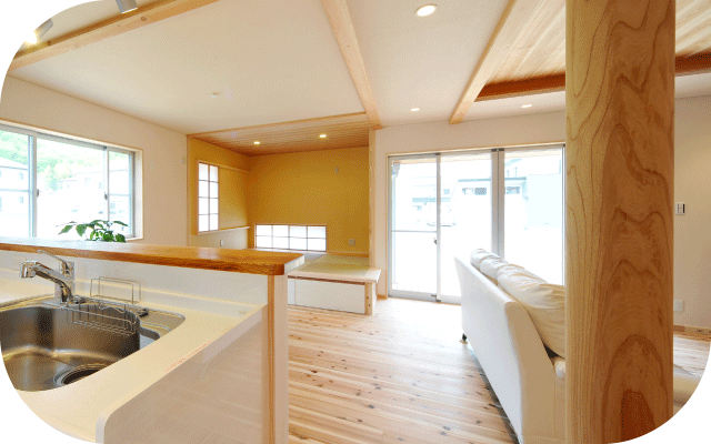 明るく快適な空間が広がるリビングの写真